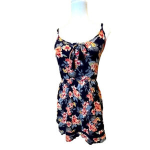 Hollister SZ SM navy gauze print dress. Spaghetti straps w/crisscross detail